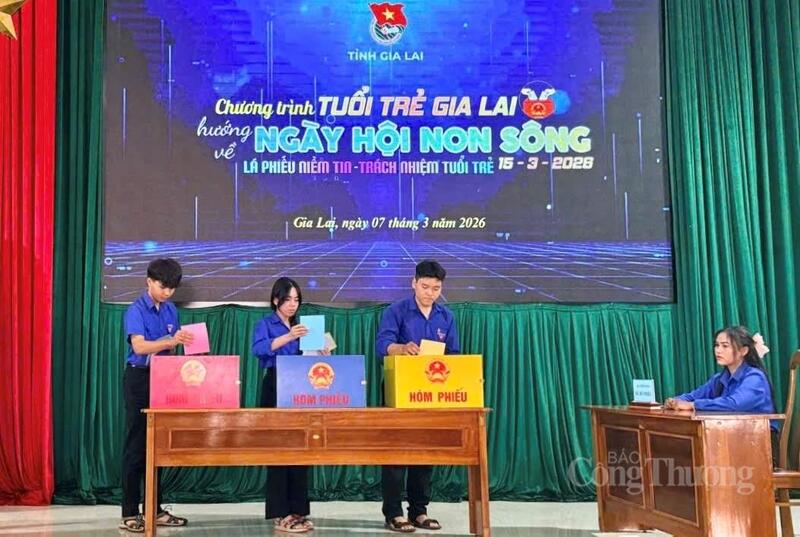 Đoàn viên, thanh niên được hướng dẫn trực quan các bước tham gia bầu cử, từ kiểm tra danh sách cử tri, nhận phiếu, vào buồng phiếu đến bỏ phiếu đúng quy trình.