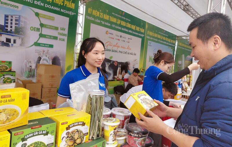 Gian hàng của Công ty TNHH Đầu tư Sản xuất Nông sản Bình Minh tham gia Triển lãm bên lề Lễ kỷ niệm 25 năm thành lập Khoa Công nghệ thực phẩm. Ảnh: Nguyễn Hạnh