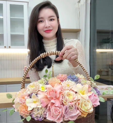 Giỏ hoa làm bằng socola dẻo có thể ăn, được nhiều người lựa chọn.