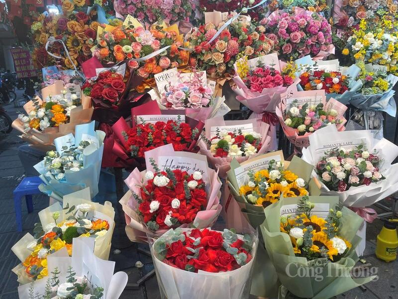 Cửa hàng hoa tại Hồ Tùng Mậu sẵn sàng phục vụ khách hàng.