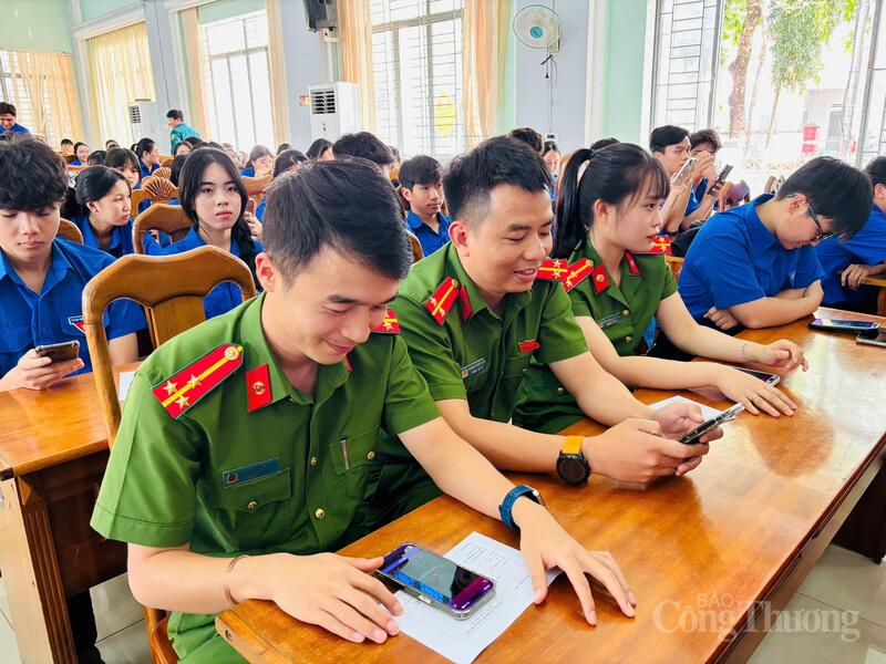 Các đoàn viên, thanh niên còn được tham gia cuộc thi trực tuyến tìm hiểu kiến thức về bầu cử đại biểu Quốc hội và đại biểu HĐND các cấp nhiệm kỳ 2026-2031 thông qua nền tảng Quizizz. Ảnh: Hoàng Phát