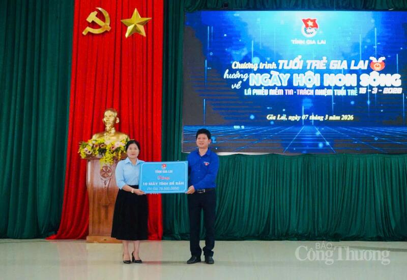 Tỉnh đoàn Gia Lai phối hợp với Câu lạc bộ Gia Lai Yêu thương trao tặng 1 phòng tin học trị giá gần 80 triệu đồng cho Trường THCS Đinh Tiên Hoàng.