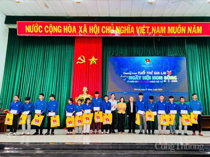 Trao quà cho người dân và các hộ gia đình thanh niên có hoàn cảnh khó khăn tại xã Chư Prông. Ảnh: Hoàng Phát