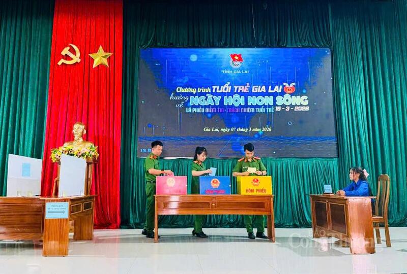 Ban Thường vụ Tỉnh đoàn Gia Lai tổ chức Chương trình “Tuổi trẻ Gia Lai hướng về Ngày hội non sông” với chủ đề “Lá phiếu niềm tin - Trách nhiệm tuổi trẻ”. Ảnh: Hoàng Phát