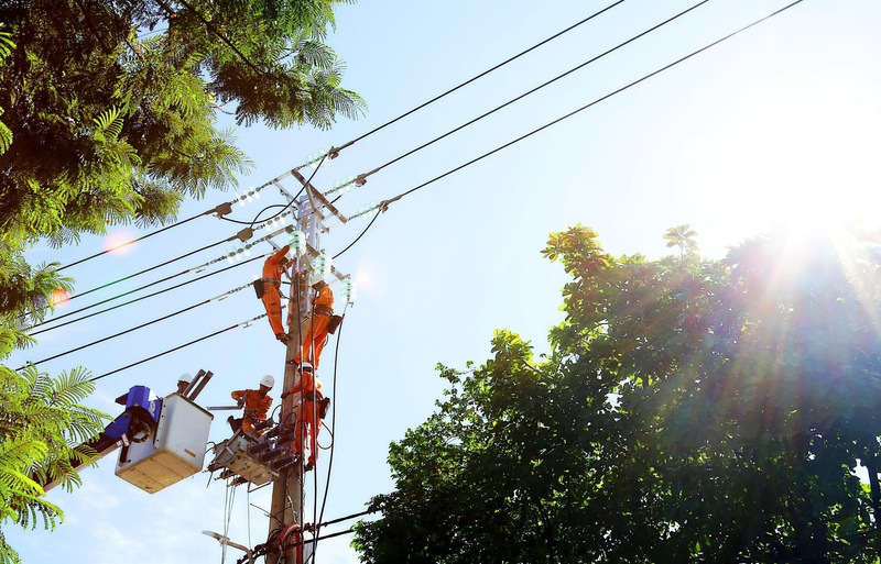 Ngành điện Đà Nẵng tăng cường kiểm tra, bảo dưỡng lưới điện. Ảnh: Bình An