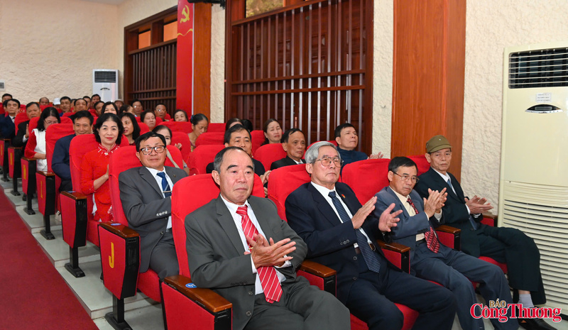 Cử tri tham gia hội nghị tại điểm cầu trung tâm UBND phường Kiến An.