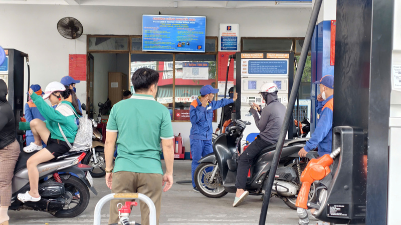 Nhiều người dân đi đổ xăng lúc 14h30 ngày 7/3. Ảnh: Nguyễn Dương