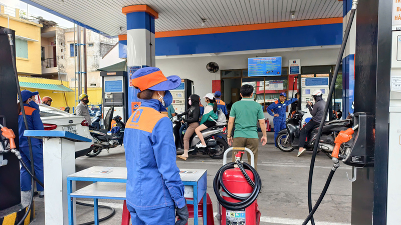 Nhiều biện pháp để bình ổn thị trường xăng dầu đang được lực lượng chức năng tỉnh Quảng Ngãi triển khai để đảm bảo quyền lợi người tiêu dùng. Ảnh: Nguyễn Dương