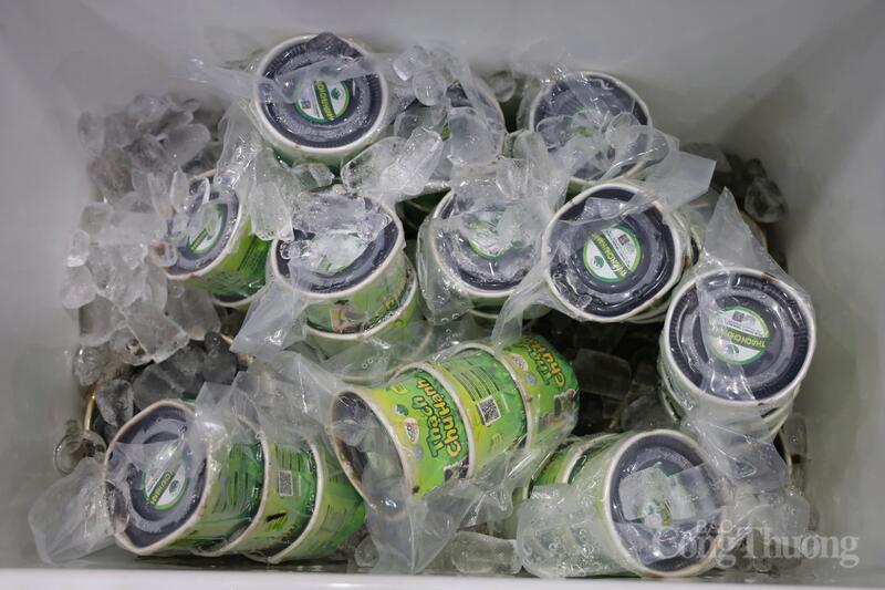 Thạch đen được bảo quản kỹ lưỡng trong thùng đá. Ảnh: Lê Vân