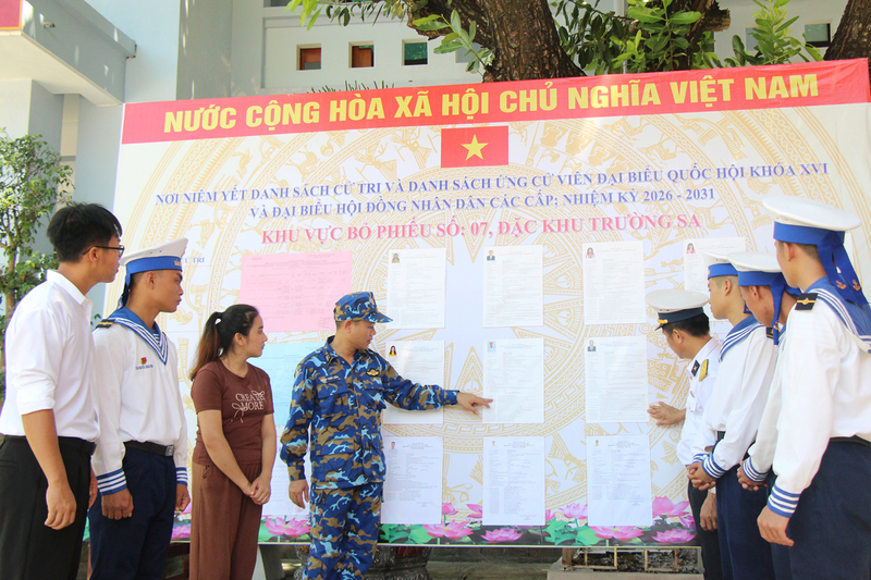 Các cử tri nghiên cứu tiểu sử các ứng cử đại biểu Quốc hội khóa XVI và HĐND các cấp nhiệm kỳ 2026-2030 trước khi bỏ phiếu. Ảnh: Đức Thu