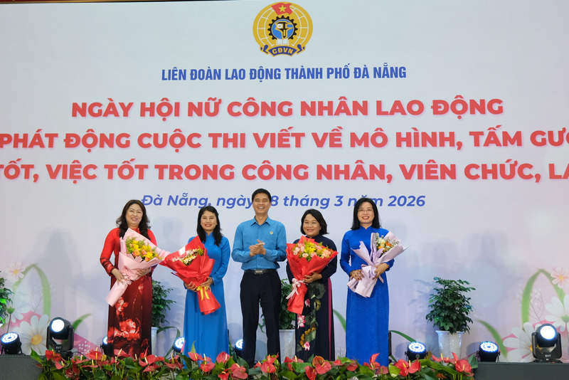 Thường trực Tổng Liên đoàn Lao động Việt Nam tặng hoa cho đại diện nữ cán bộ công đoàn, nữ công nhân lao động TP. Đà Nẵng. Ảnh: Bình An