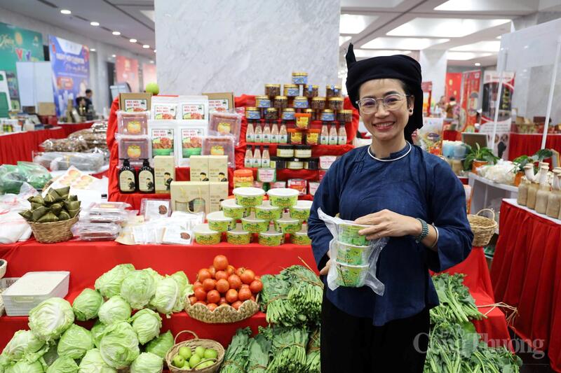 Chị Chu Thị Hạnh tích cực tham gia các hoạt động xúc tiến. Ảnh: Lê Vân