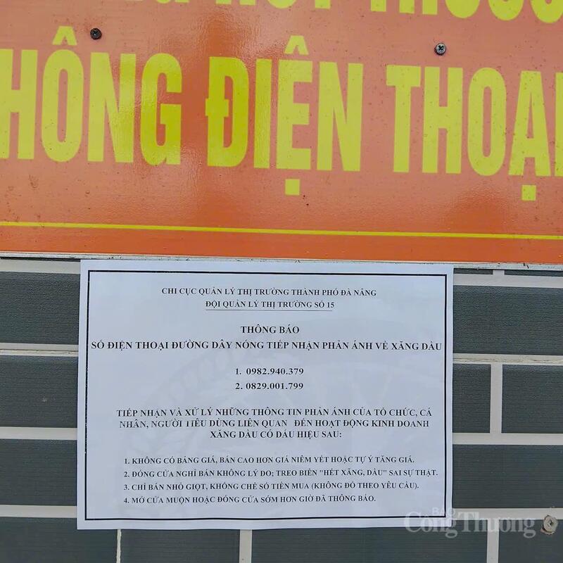 Các số điện thoại thông báo dán ở vị trí bắt mắt, trung tâm cửa hàng xăng dầu, để người dân dễ thấy.