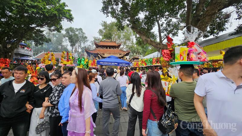 Mọi người đi lễ cầu mong một năm mới bình an, thuận lợi trong công việc và cuộc sống.