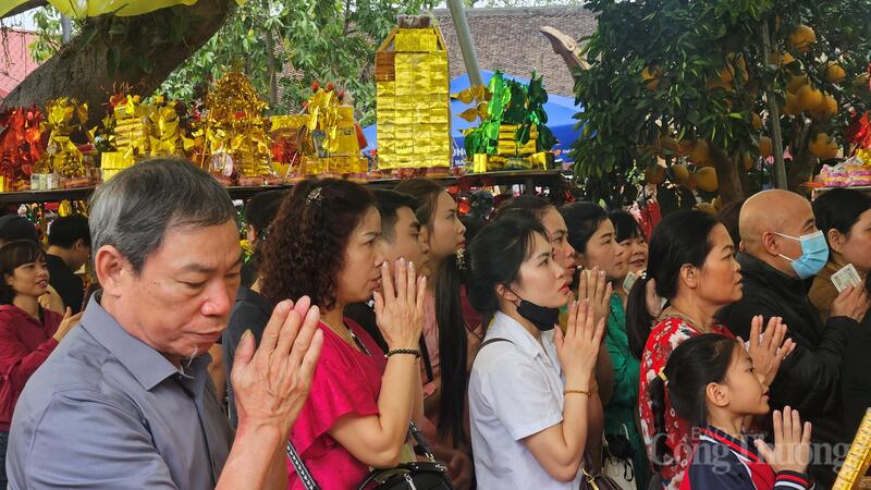 Du khách thập phương thành kính dâng hương, cầu tài lộc tại đền Bà Chúa Kho trong dịp đầu xuân Bính Ngọ.