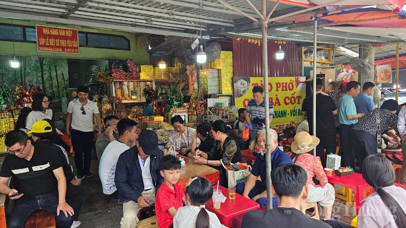 Quán nước, dịch vụ viết sớ, sắp lễ luôn đông kín người.