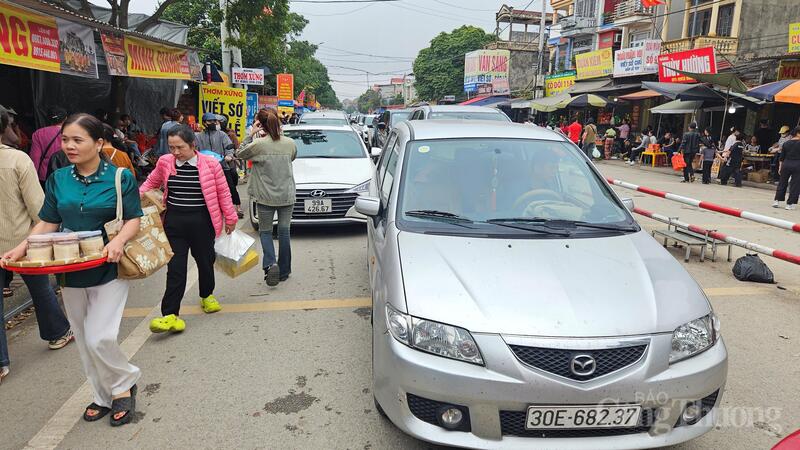 Dịp cuối tuần, dòng người tấp nập đổ về đi lễ đền Bà Chúa Kho.