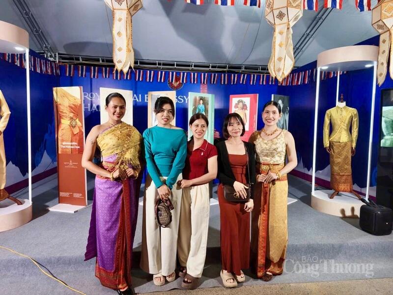 Du khách chụp ảnh tại Khu trưng bày, giới thiệu sản phẩm văn hóa, du lịch của Đại sứ quán Thái Lan tại Việt Nam.