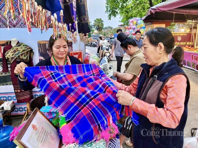 Các sản phẩm dệt thổ cẩm của Điện Biên được du khách lựa chọn.