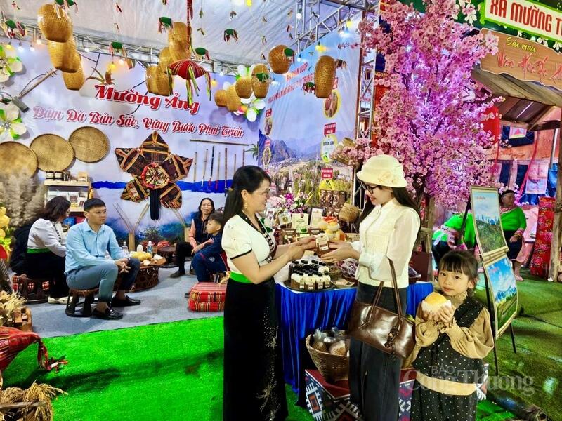 Khu trưng bày của xã Mường Ảng, tỉnh Điện Biên thu hút đông đảo du khách.