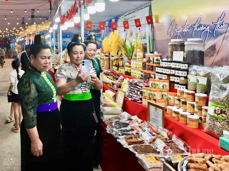 Nhiều người dân địa phương tham gia livetream bán hàng, quảng bá sản phẩm đến với du khách trong cả nước.