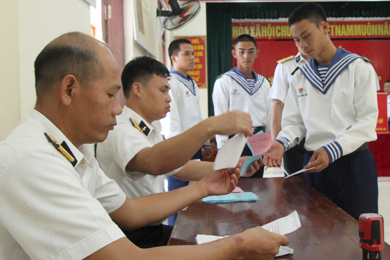 Cử tri bỏ phiếu bầu đại biểu Quốc hội và HĐND các cấp. Ảnh: Đức Thu