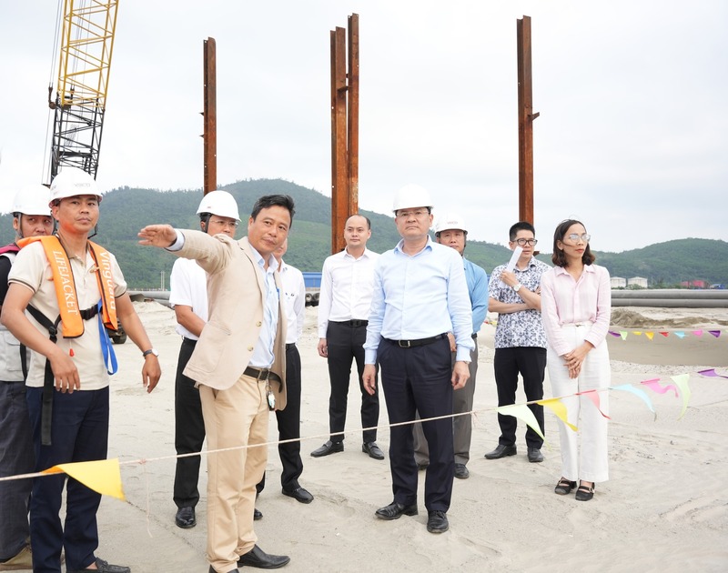 Lãnh đạo TP. Huế kiểm tra các dự án công nghiệp trọng điểm tại xã Chân Mây - Lăng Cô những ngày đầu xuân 2026. Ảnh: Nguyễn Tuấn