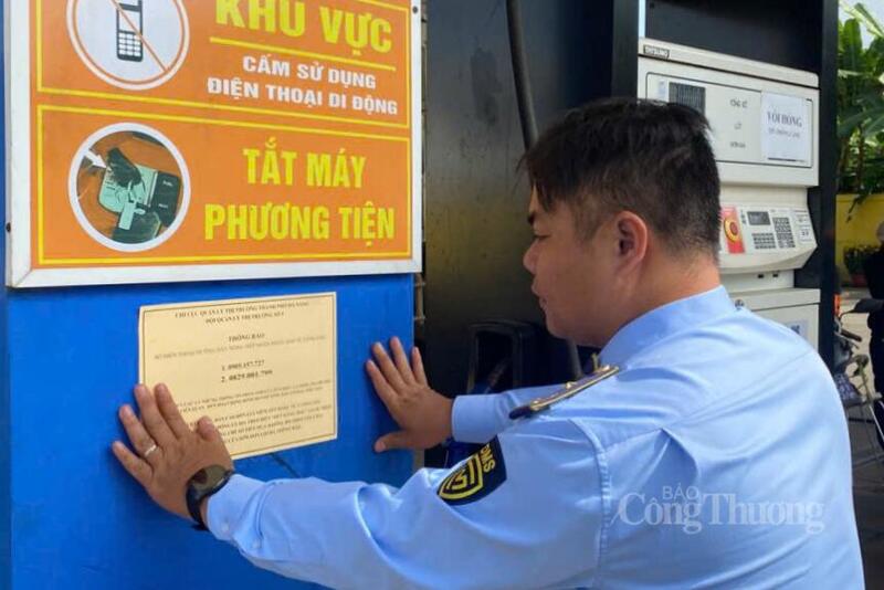 Số điện thoại đường dây nóng đã được dán tại tất cả các cửa hàng kinh doanh xăng dầu trên địa bàn TP. Đà Nẵng.