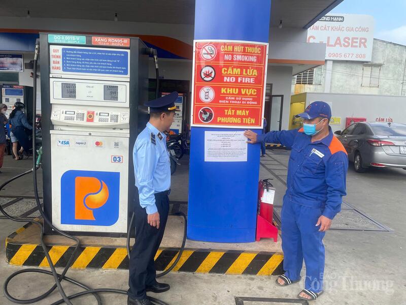Cùng với dán thông báo, lực lượng quản lý thị trường Đà Nẵng tiếp tục theo dõi, giám sát và tăng cường tuyên truyền việc tuân thủ pháp luật về kinh doanh xăng dầu đến các cửa hàng.