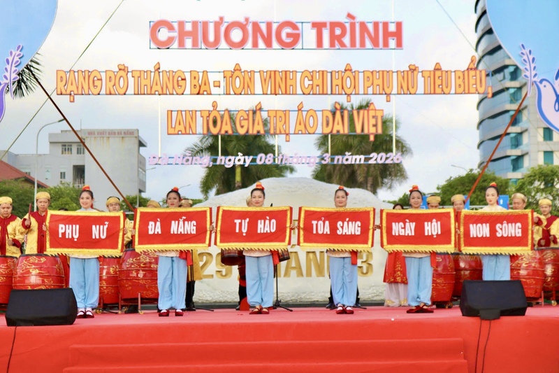 Hội trống “Khí phách non sông” khai mạc chương trình. Ảnh: Ngọc Thảo