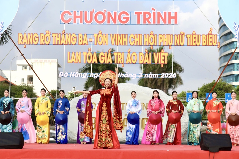 Tiết mục trình diễn “Tinh hoa áo dài Việt” tôn vinh vẻ đẹp truyền thống của trang phục dân tộc. Ảnh: Ngọc Thảo