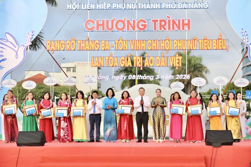 Tập thể Chi hội Phụ nữ tiêu biểu đã huy động và quản lý vốn vay hơn 10,8 tỷ đồng, chăm lo an sinh xã hội và trao sinh kế cho phụ nữ, trẻ em có hoàn cảnh đặc biệt trên địa bàn. Ảnh: Ngọc Thảo
