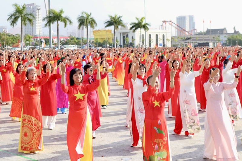 Phụ nữ TP. Đà Nẵng rạng rỡ đồng diễn trong trang phục áo dài dân tộc. Ảnh: Ngọc Thảo