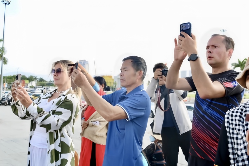 Du khách và người dân thích thú theo dõi, ghi lại khoảnh khắc ấn tượng của chương trình. Ảnh: Ngọc Thảo