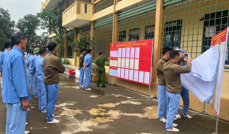 Học viên tích cực tìm hiểu thông tin đại biểu qua các danh sách đã được niêm yết công khai trong các cơ sở. Ảnh: Công an Thanh Hóa