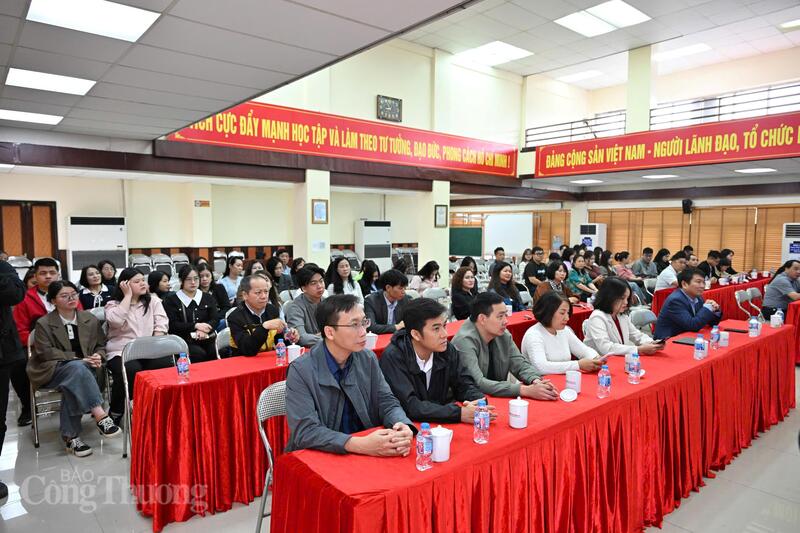 Buổi sinh hoạt chuyên đề góp phần tăng cường gắn kết tập thể cán bộ, phóng viên và người lao động Báo Công Thương. Ảnh: Cấn Dũng