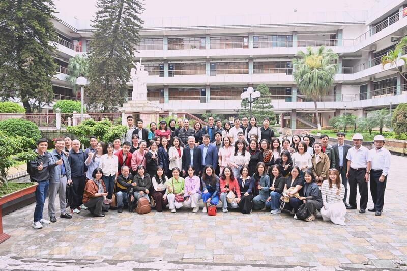 Buổi sinh hoạt chuyên đề giúp cán bộ, phóng viên Báo Công Thương tiếp cận thực tiễn, nâng cao chất lượng thông tin tuyên truyền. Ảnh: Cấn Dũng