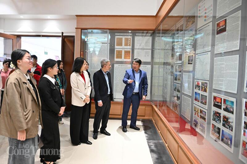 Báo Công Thương tham quan, tìm hiểu hoạt động sản xuất tại Công ty Cổ phần Nhiệt điện Phả Lại. Ảnh: Cấn Dũng