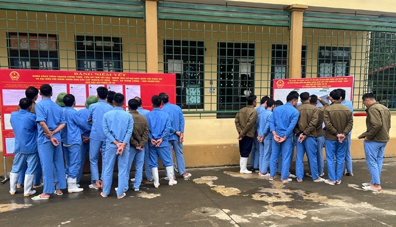 Các học viên tích cực tìm hiểu thông tin đại biểu qua các danh sách đã được niêm yết công khai trong các cơ sở. Ảnh: Công an Thanh Hóa