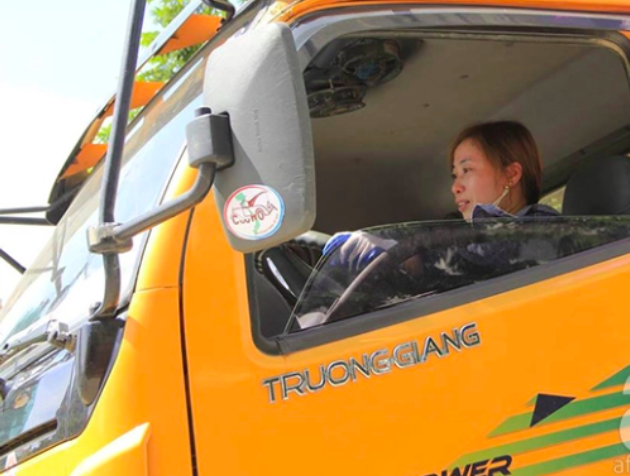 Chị Phạm Thị Thu Hà, nữ tài xế xe cứu hộ giao thông. Ảnh: Nhân vật cung cấp