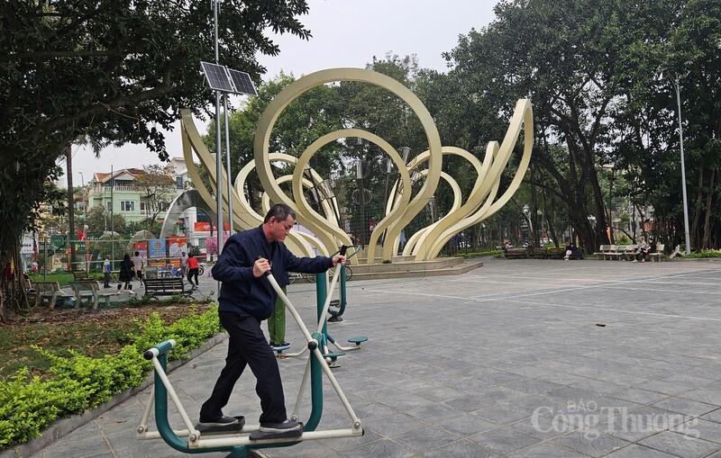 Công viên Bắc Linh Đàm sau cải tạo trở thành điểm đến lý tưởng cho người dân tập thể dục và tận hưởng không gian xanh giữa lòng đô thị.