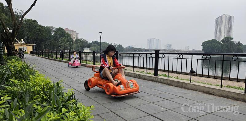Lối dạo bộ ven hồ được chỉnh trang đồng bộ giúp công viên Bắc Linh Đàm thu hút đông đảo trẻ em đến vui chơi mỗi ngày.