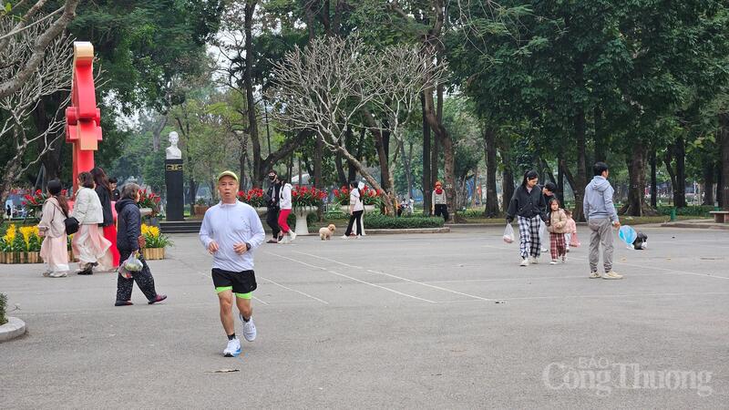 Công viên Thống Nhất với không gian cây xanh phủ rộng trở thành điểm đến quen thuộc của người dân Hà Nội tập thể dục, thư giãn mỗi dịp cuối tuần.