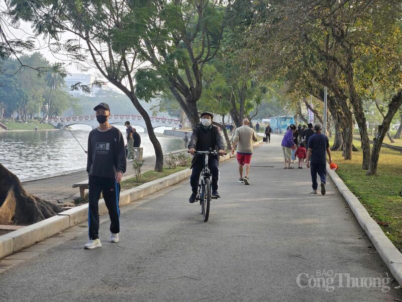 Từ đầu giờ sáng từng dòng người tản bộ, chạy bộ, đạp xe quanh hồ tại công viên Thống Nhất.