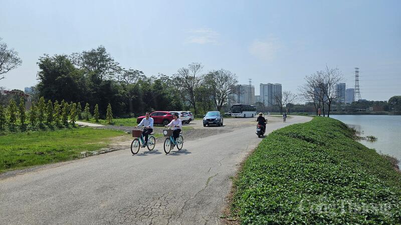 Không gian xanh rộng lớn cùng hệ thống hồ nước tại công viên Yên Sở tạo nên “lá phổi xanh” phía Nam Thủ đô, thu hút đông đảo người dân đến vui chơi dịp cuối tuần.