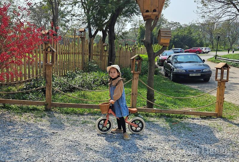 Trẻ nhỏ vui chơi, đạp xe tận hưởng không gian trong lành.