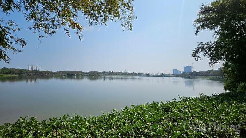 Hệ thống mặt nước, cây xanh và thảm cỏ hài hòa tại công viên Yên Sở góp phần cải thiện môi trường sống và nâng cao chất lượng không gian đô thị Hà Nội.