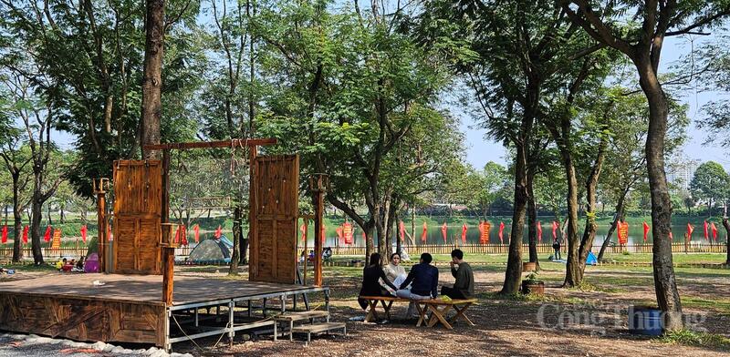Nhiều gia đình lựa chọn công viên Yên Sở làm điểm dã ngoại cuối tuần trên thảm cỏ rộng, giữa không gian xanh mát.