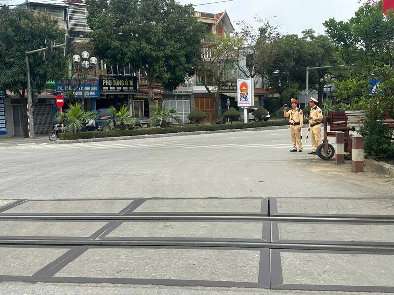 Lực lượng Cảnh sát giao thông tổ chức ghi hình "phạt nguội" các đường ngang đường sắt. Ảnh: Cục Cảnh sát giao thông