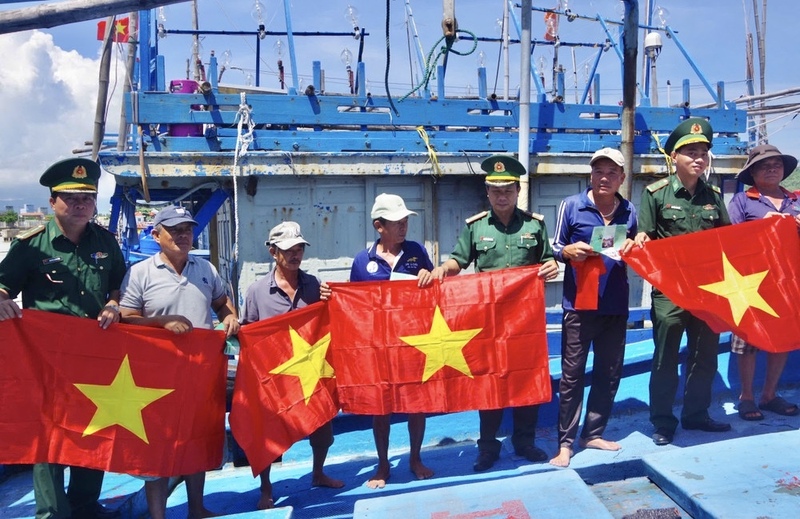 Lực lượng Biên phòng đẩy mạnh tuyên truyền, phổ biến quy định pháp luật về khai thác thủy sản cho ngư dân. Ảnh: Bộ đội Biên phòng Gia Lai